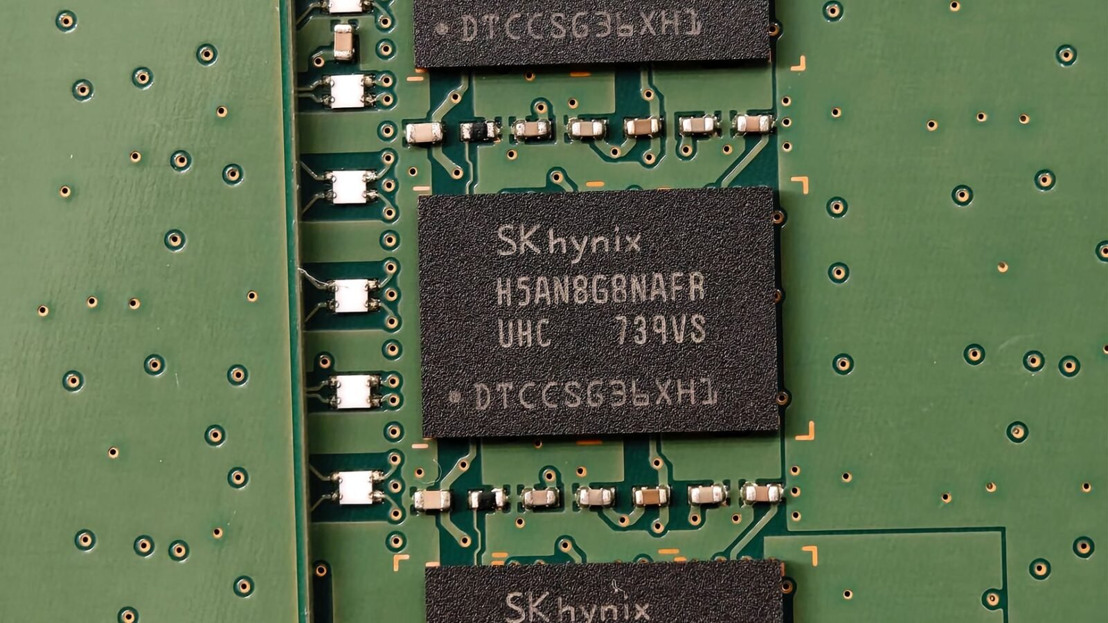 Apple Sues OpenAI Amid AI Hardware ‘Euphoria’ & SK Hynix Boom