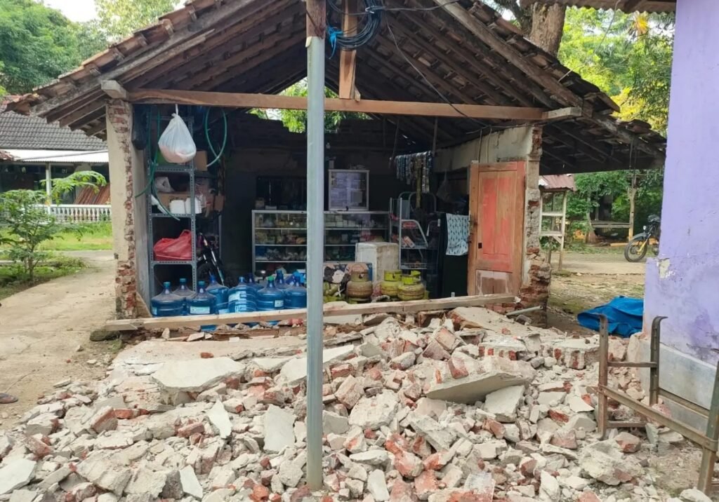 Thematic lead image: earthquake aftermath, damaged buildings — Indonesia's Seismic Vulnerability: Beyond Immediate Relief | National Times