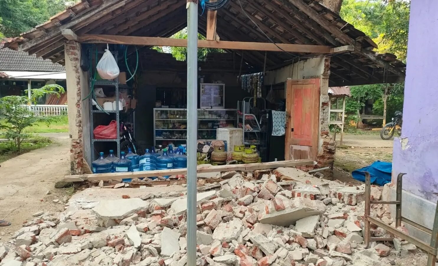 Thematic lead image: earthquake aftermath, damaged buildings — Indonesia's Seismic Vulnerability: Beyond Immediate Relief | National Times