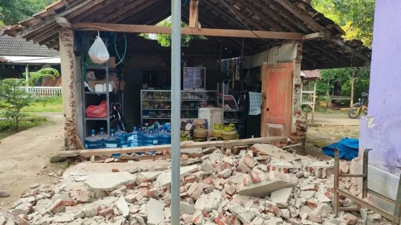 Thematic lead image: earthquake aftermath, damaged buildings — Indonesia's Seismic Vulnerability: Beyond Immediate Relief | National Times