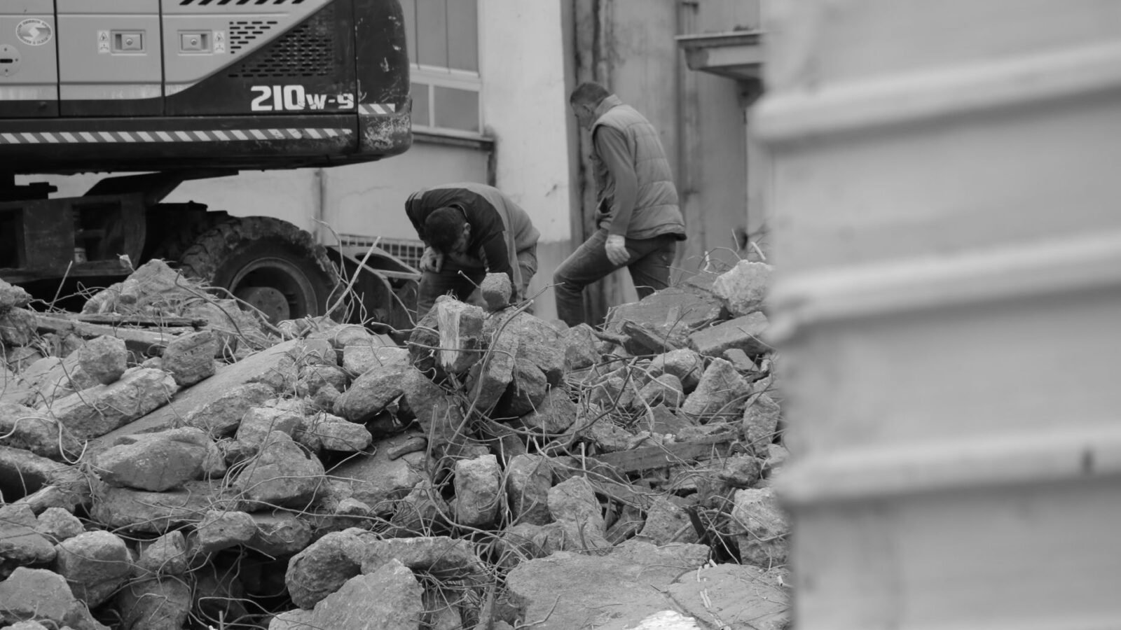 Thematic lead image: rubble, destroyed buildings, manual labour — Gaza's Reconstruction: A Test Case for International Accountability | National Times