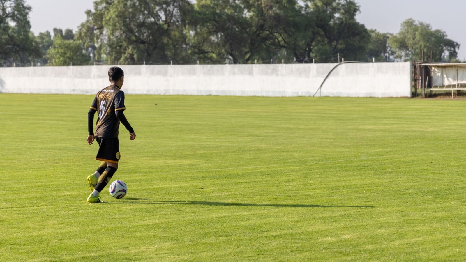 Thematic lead image: football player training — Alvarez's Atletico Absence: Contract Dispute or Pre-Transfer Posturing? | National Times