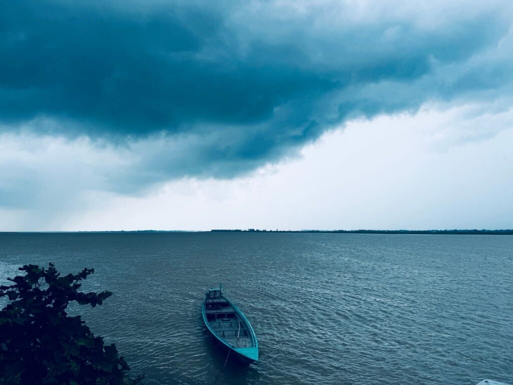 Thematic lead image: Lake Kariba, boat, waves — Lake Kariba Tragedy Signals Emerging African Climate Migration Pressures | National Times