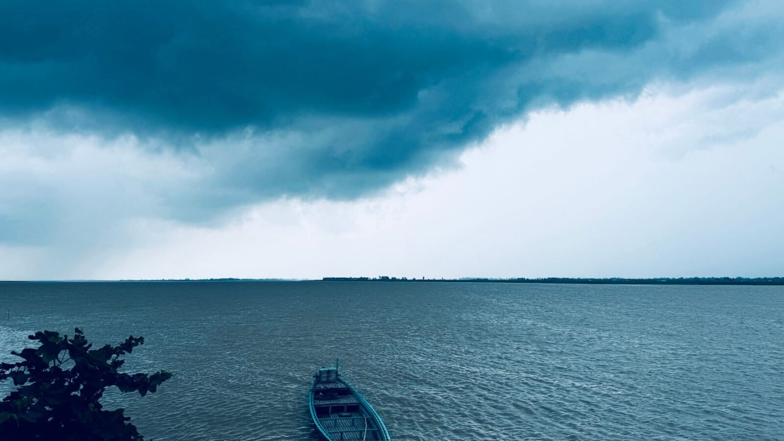 Thematic lead image: Lake Kariba, boat, waves — Lake Kariba Tragedy Signals Emerging African Climate Migration Pressures | National Times