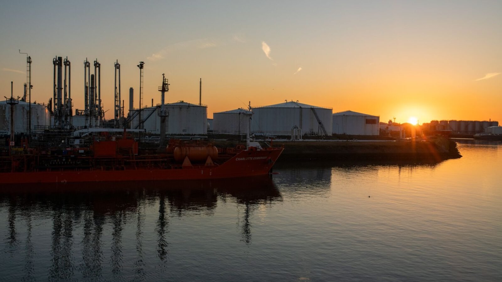 Thematic lead image: financial district, oil prices — Oil's Decline and Nvidia's Shadow: A Test for Inflation and Tech Valuations | National Times