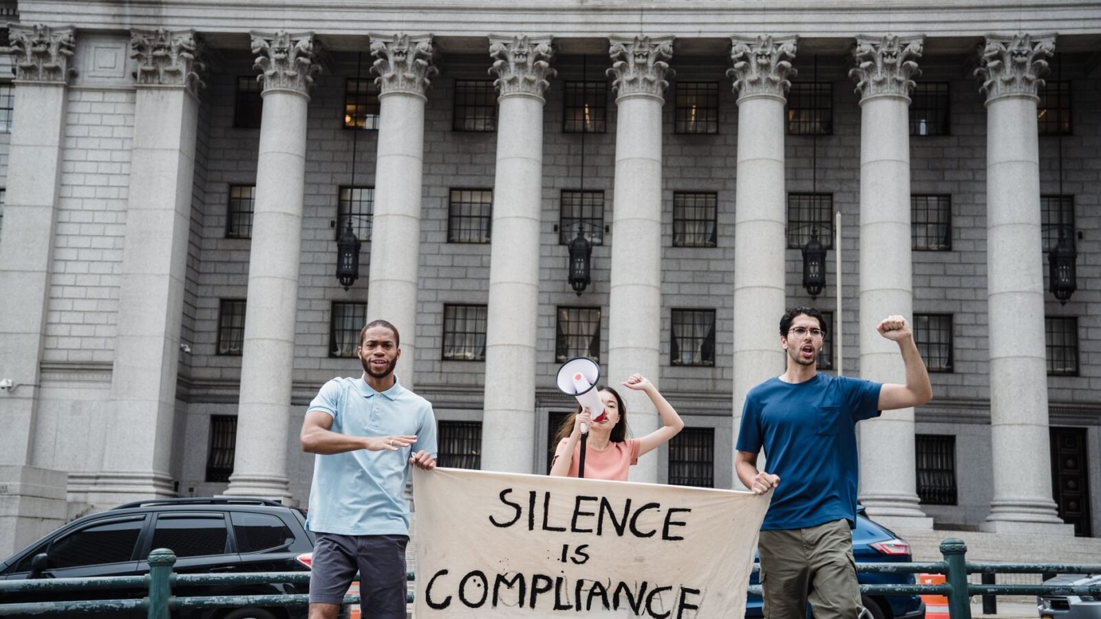 Thematic lead image: protest, courthouse, legal proceedings — Tate Bail Hearing: A Test of Influence Beyond Legal Precedent | National Times