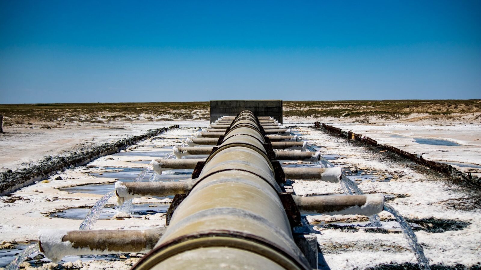 Thematic lead image: oil pipeline, desert landscape — Saudi Pipeline Attack Foreshadows Red Sea Transit Risk to 2030 | National Times