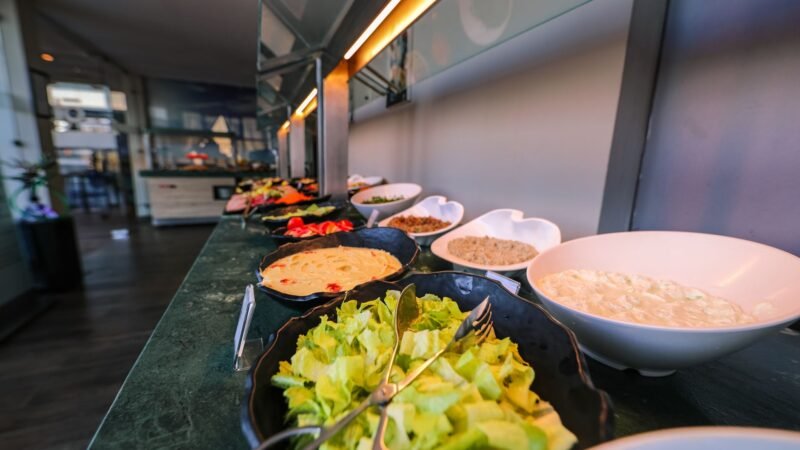 Thematic lead image: salad, restaurant, food safety — Sweetgreen's Cyclospora Rebound: A Bellwether for Food Retail Resilience | National Times