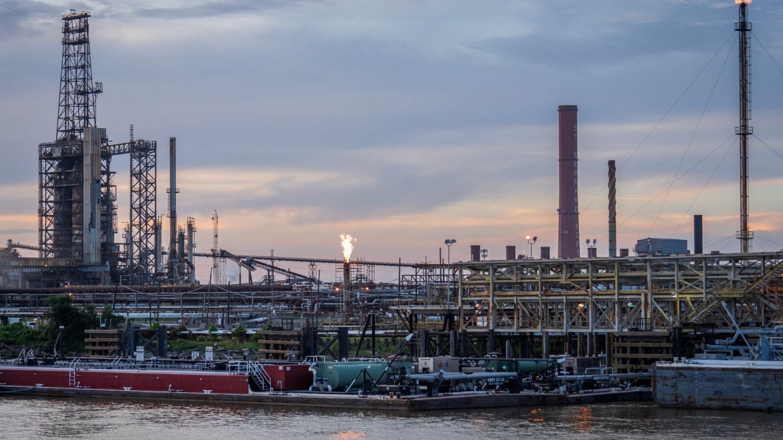 Thematic lead image: oil derricks, oil production — Venezuela Oil Deal Prompts Colonialism Accusations | National Times